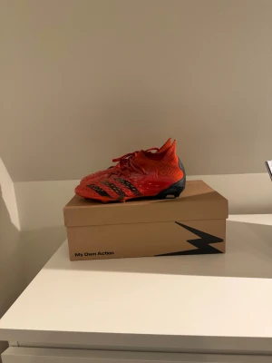 Adidas Predator fotbollsskor - Säljer ett par Adidas Predator fotbollsskor i en röd/orange färg. Storlek 38 2/3