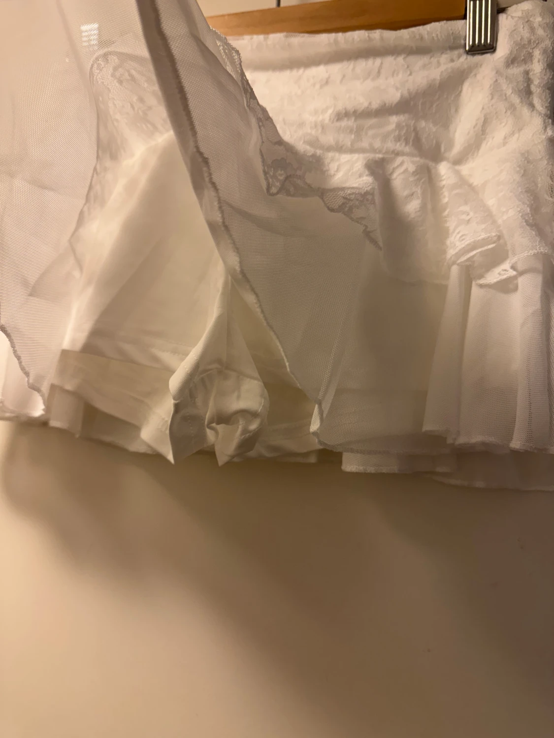 Vit volangkjol med spets och knyt S - 1