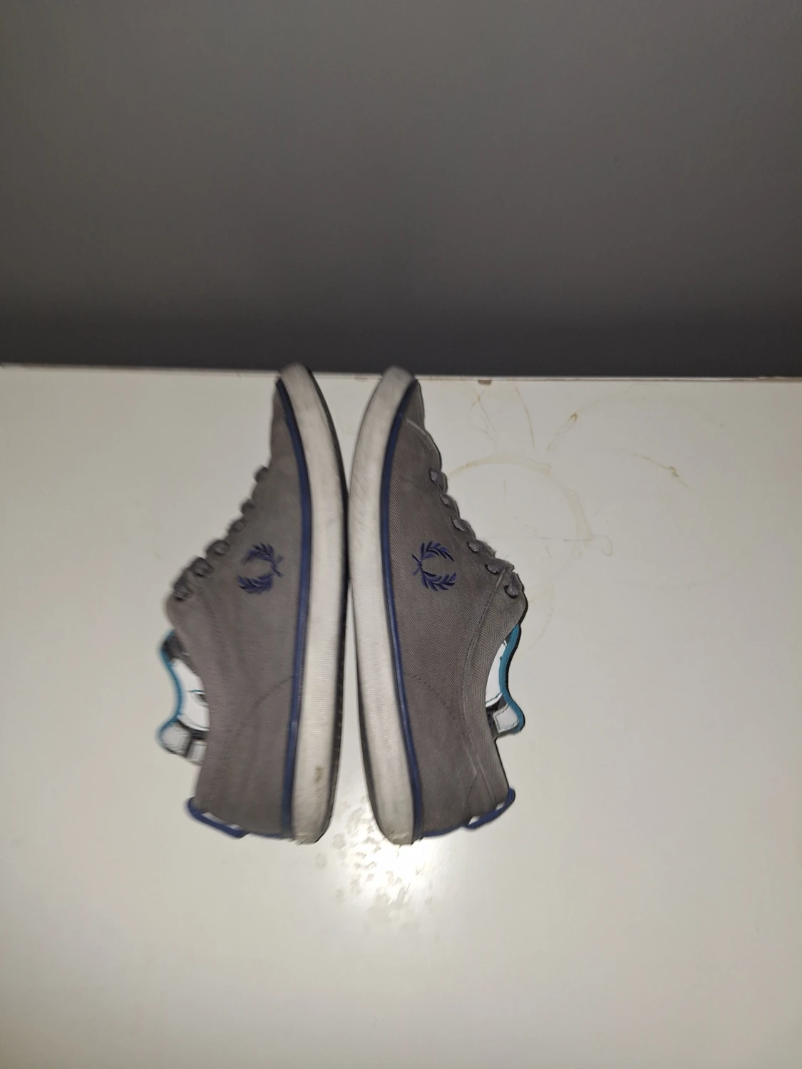 Gråa sneakers från Fred Perry.  O.B.S går ej lägre är 450kr