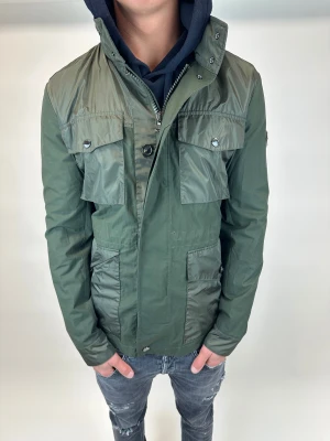 J.lindeberg jacka - Hej, säljer nu denna sjuk feta j.lindeberg jackan i storlek M  som är grym nu till vår/vinter, skicket är 9/10! Hör av er vid frågor