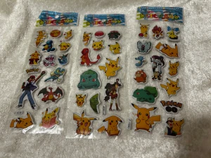 Pokémon  / Paw Patrols Klistermärke  - Färgglada Pokémon-klistermärken med favoriter som Pikachu, Bulbasaur, Charizard och fler! Perfekt för att dekorera datorn, mobilen eller skolböcker. Ett måste för alla Pokémon-fans som vill visa sin stil och kärlek till serien.  3år +. 45kr/3st/bild 