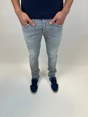 Dondup Jeans George - Dondup Jeans George! Trendigaste jeansen på marknaden.  Skick= 9,5/10 Ny pris= 4000 kr Säljs för= 1099 kr