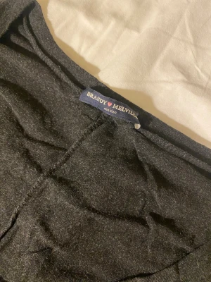 Mjuk mörkgrå brandy t-shirt - Extremt bekväm brandy melville tröja men snygg sömm i ryggen. #v-ringning #brandy #hösting t-shirt 