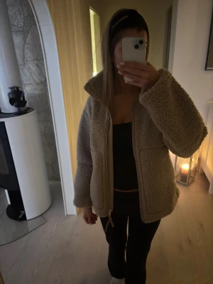 Hm Teddy jacka  - Säljer nu min fina Teddy jacka från hm då den ej kommer till användning. Prislappen sitter kvar och den är aldrig använd, endast testad på bilderna. Har vanligtvis S/xs men denna sitter bäst på mig.💕 Den är ljusbeige, priset går att diskutera