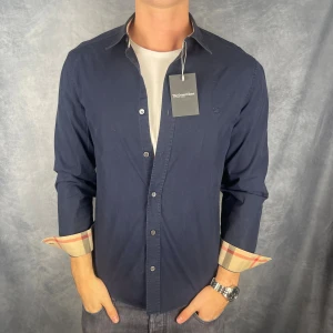 Burberry skjorta - Storlek: S || Skick: mycket bra || Nypris: Ca 4000kr || Följ för liknande produkter 🍾🌊