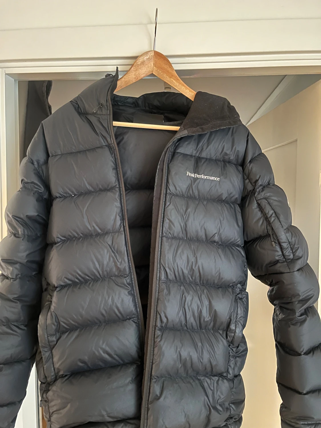 Svart dunjacka Peak Performance - 1