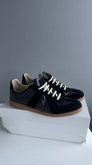 Maison Marigela GATS - Säljer nu dessa as feta gats som är köpa för några månader sedan på sicuro fashion! Dom har blivit för små men är fortfarande i toppskick. Enda negativa är skada på boxen (se sista bild) | Skick 9/10 | Färg Svart | Pris 3899 | Strl 43 |