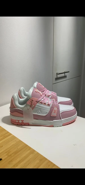 Skor  - Skor som jag säljer. Skickar inom 24 timmar. Skriv mer för mer information ❤️ den är ny ba så ni vet 