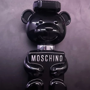 Moschino Toy Boy EDP - Moschino Toy Boy EDP 30 ml – Ca 90% kvar Säsong: Höst/vinter/vår | Tillfälle: Kväll, dejt, fest | Doft: Fruktig & kryddig topp, blommig & träig hjärta, rökig musk i bas. En unik, maskulin doft med sötma och djup. perfekt för kalla månader och speciella kvällar.
