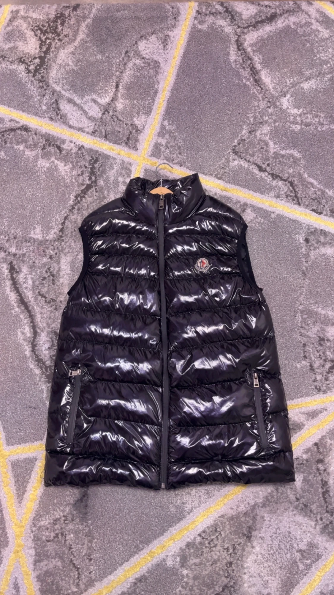 Svart glansig dunväst från Moncler - 1