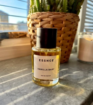 ESSNCE Vanilla Baby parfym - Modern Eau de Parfum med stilren design från ESSNCE. Perfekt för dig som vill sticka ut med en unik doft. Flaskan är smidig att ta med och passar dig som gillar trendiga accessoarer. Använd enstaka gång 