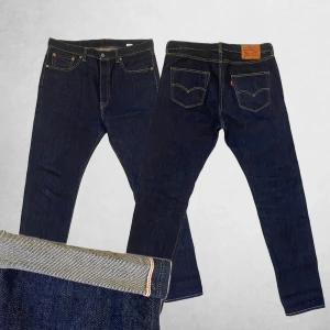 LEVI’S 501 CONE MILLS SELVEDGE DENIM - Tjena! Säljer dess sjuka Selvedge Jeans från Levi’s✔️ Vävt på White Oak Cone Mills vilket är en av dom eller den bästa Selvedge tillverkaren✔️W33 L34✔️Nypris runt 5 000kr✔️ Skriv vid minsta fundering✔️