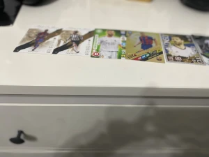 Samling fotbollskort - Champions League & FIFA 365 - Cool samling med fotbollskort från Champions League och FIFA 365! Här hittar du stjärnor som Ronaldinho, Neymar Jr, Mbappé, Pirlo och fler. Perfekt för dig som älskar fotboll, samlar på kort eller vill ha något unikt att visa upp för kompisarna.