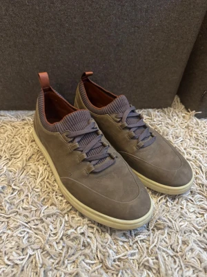 Loro piana Soho Walk - Loro Piana Soho Walk i Dark Green, stl 40,5. Endast sparsamt använda, lädret är fint och sulorna har lättare normalt slitage. Riktigt lyxiga och komfortabla sneakers i premiumläder med diskret, elegant design. 