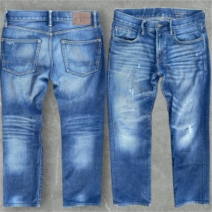 Vintage jeans - Riktigt snygga jeans med en vintage tvätt och slitningar. Modellen på bilden är 183 cm. Mått: midja 42cm. Längd 99cm .Skriv vid funderingar💬