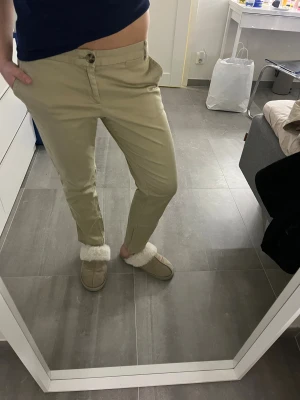 Beigea byxor  - Snygga beigea byxor, storlek 4 amerikansk storlek, passar mig som vanligtvis bär storlek S