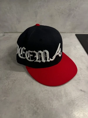 DEEMA keps  - Yo säljer denna keps ifrån märket DEEMA som har lagts av, och kepsen görs ej längre! Kepsen är i rikigt bra skick 