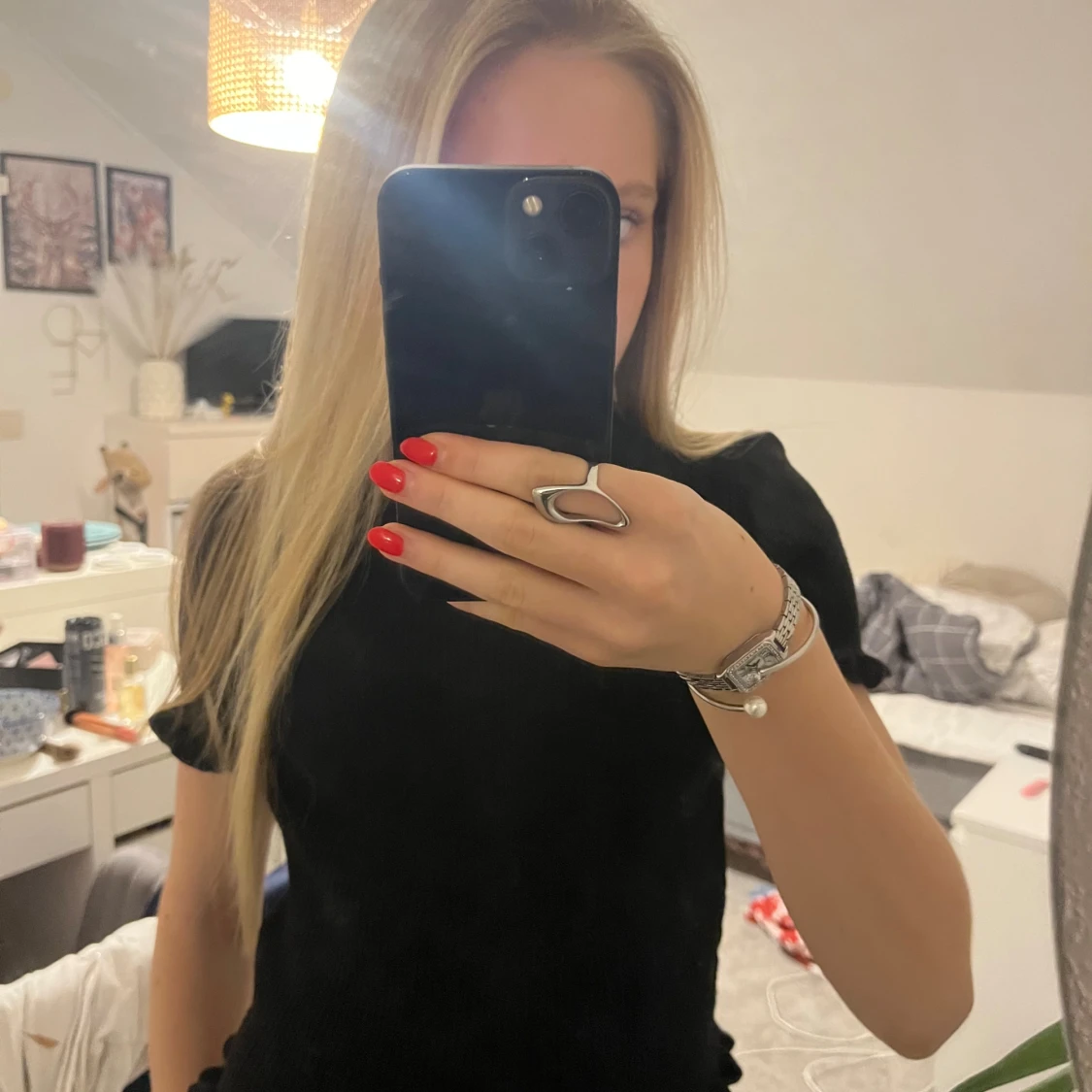 Svart ribbad topp med volangkant