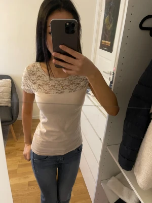 Ljusrosa topp med spets - Såå fin topp med spets, stl XS från HM. Okej skick, finns 2 små hål i spetsen (visas i bild 2) som går att fixas. 💕Skriv om du har frågor, kolla min profil för annat fint