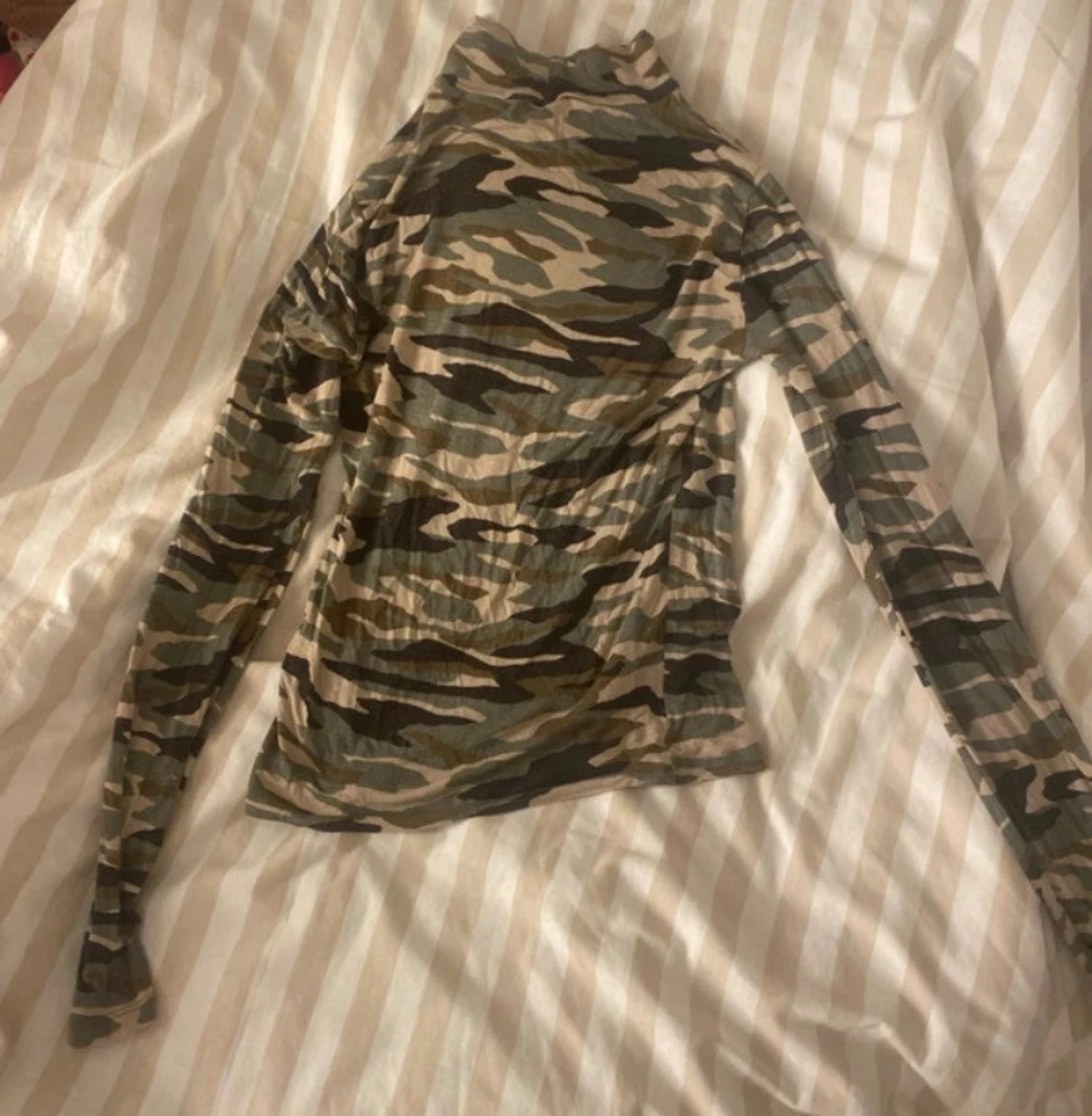 Camouflage polotröja med lång ärm