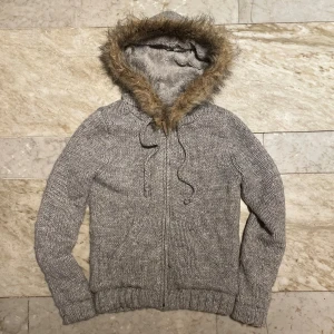 Cardigan med päls - Skön cardigan med päls i st M! Passar perfekt nu till hösten och vintern! Mått: Längd- 56cm, bredd- 40cm! Mvh Henry 