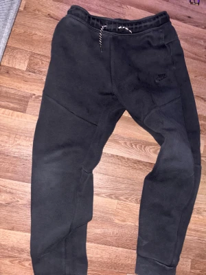 Nike byxor  - Hej jag skulle vilja få bort dom här byxorna då jag irne gillar dom. Använda kanske 4-5 gånger och väldigt sköna att ha på sig. Jag kan gå ner i pris vid snabb affär❤️