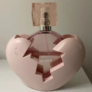 Ariana Grandes parfym  - Ariana Grandes parfym ”Thank U Next”. Det är 100 ml och jag har använt lite mindre än hälften (som man ser på bilden). Nypris på Zalando var 1 300 kr och utifrån det har jag värderat mitt pris. Vid snabb affär kan jag gå ner i pris! 