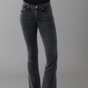 Grå jeans från Ginatricot - Snygga grå jeans med en klassisk femficksdesign. De har en bootcut passform och köpt på Ginatricot. Storlek 36. Byxorna har en knapp och dragkedja framtill. Använd fåtal gånger.