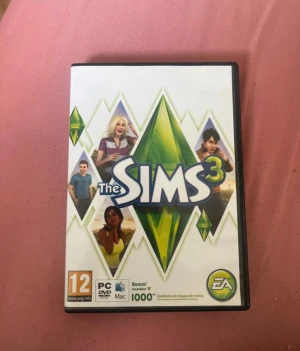 The Sims 3 - The Sims 3 är ett populärt datorspel där du kan skapa och styra egna karaktärer, bygga hus och utforska deras liv. Perfekt för dig som gillar kreativitet, storytelling och att skapa din egen värld. Passar både PC och Mac. Manual och skiva ingår.