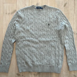Polo Ralph Lauren stickad grå tröja - Säljer nu denna sköna stickade polo tröjan Storlek M Skick 9/10 Skriv om du har frågor, pris kan diskuteras👍