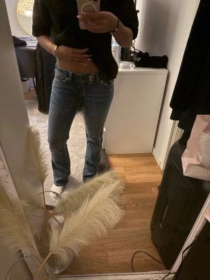 Blå bootcut jeans låg midja - Säljer ett par blå jeans från lager 157 med bootcut och låg midja. Jeansen har klassiska fickor bak och fram, snygga slitningar och en riktigt chill passform. Perfekta för dig som gillar en avslappnad men ändå trendig look.