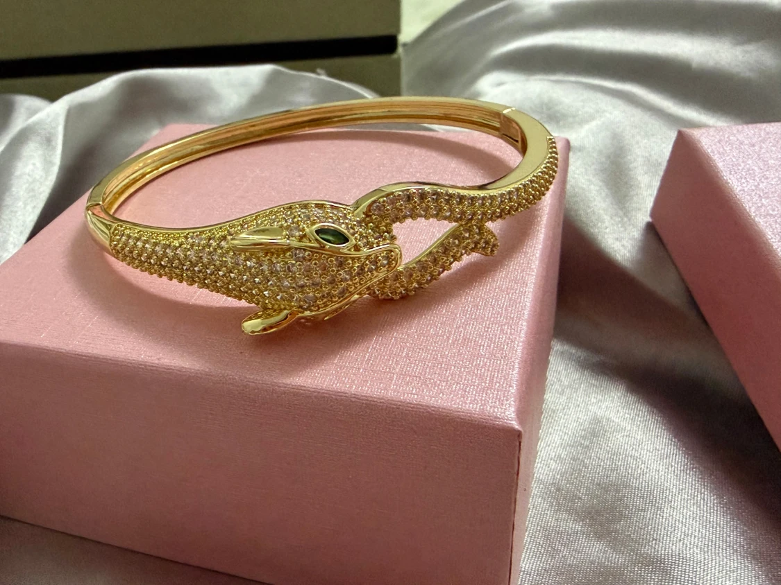 Glittrigt guldarmband med leopardhuvud  - 1