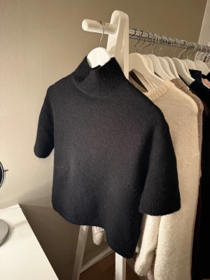 Svart polotröja i ullblandning Gina Tricot - Svart polotröja från Gina Tricot i mjuk ullblandning. Super fin och passar till de mesta!💕💕