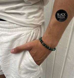 Stenarmband - MÖRKGRÖN - Snyggt STENARMBAND från Montore. 8mm pärlor med metalldetaljer. Vid fler frågor eller funderingar, hör av dig!