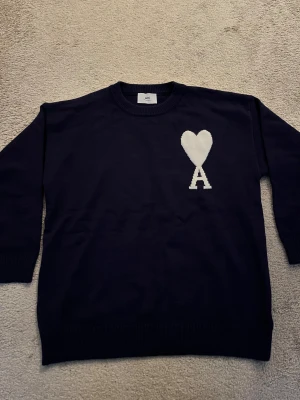 Ami paris tröja - såljer min tröja då den inte passar mig längre! mycket snygg! Persekt för dig som letar efter en varm och skön stickad tröja för vintern. Kvittno finns. Pris kan diskuteras vi snabbafärr