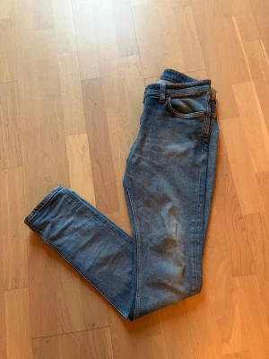 Nudie  - Nudie (Skinny lin) W31 L34, jeansen är lite insydda vid midjan. Pris är ej hugget i sten