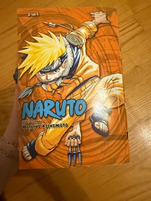 Naruto 3-in-1 Volumes 4-5-6 - Upptäck Naruto, den energiska ninjan med en vild humor och ett hjärta av guld! Denna 3-i-1 manga-omnibus samlar volymer 4, 5 och 6, fyllda med action, vänskap och episka utmaningar. Perfekt för dig som älskar spännande berättelser och coola karaktärer!