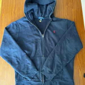 Ralph lauren zip - Snygg mörkblå zip från Polo Ralph Lauren. Storlek XL barn som funkar som vuxen S. Koftan har det klassiska röda Polo-logot broderat på bröstet och är tillverkad i mjuk bomull. 