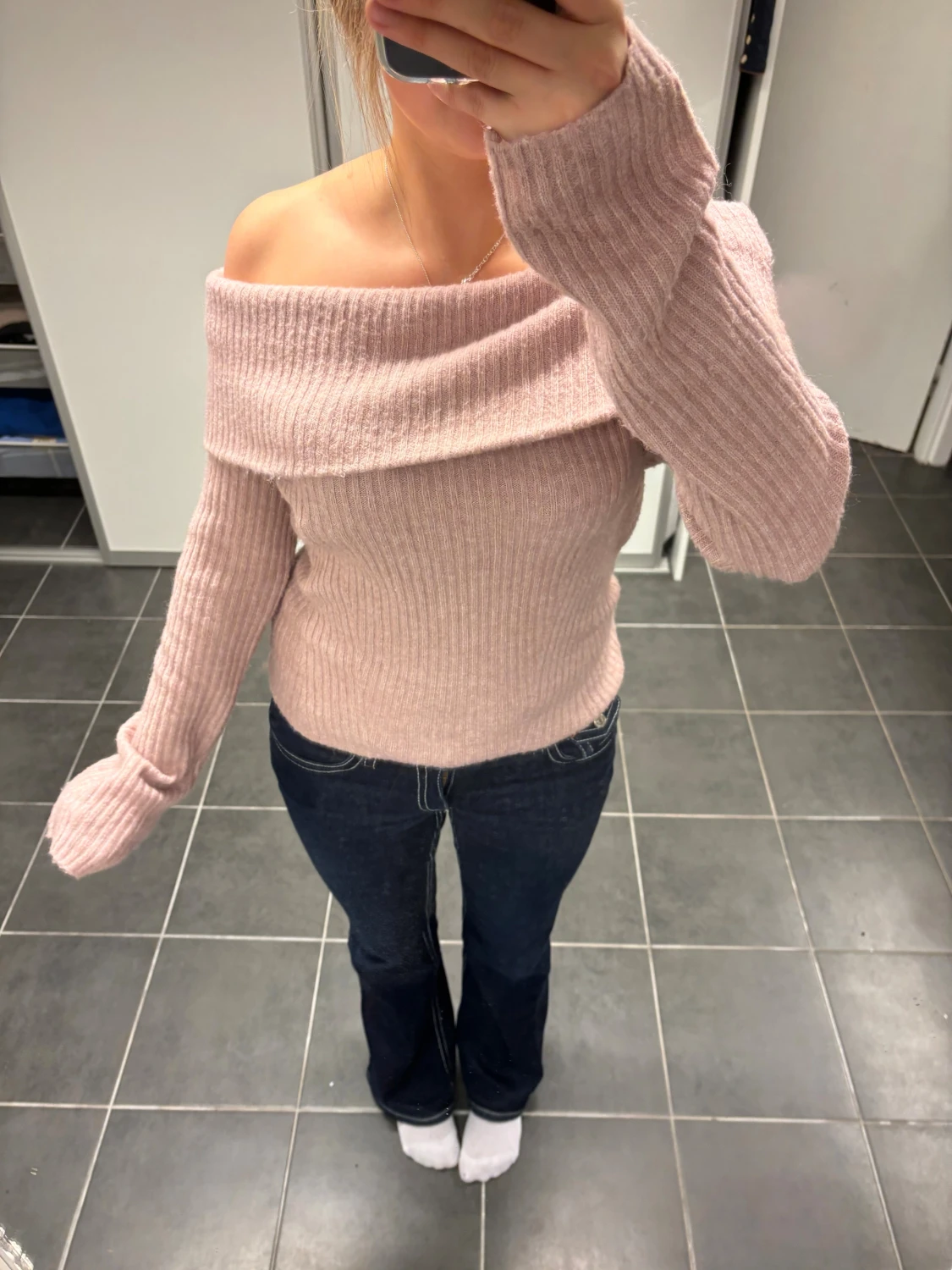 Ljusrosa ribbad offshoulder stickad tröja - 1