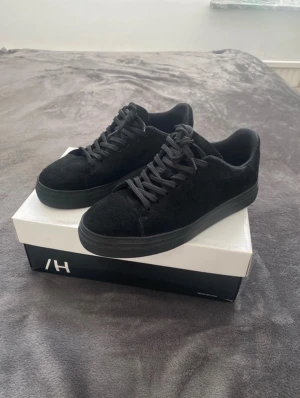 Selected Homme skor - Hej! Säljer ett par selected Homme Mocha skor i färgen Svart väldigt fräscha och i nyskick 10/10 Storlek 44 på dessa Hör av er för mer info ///