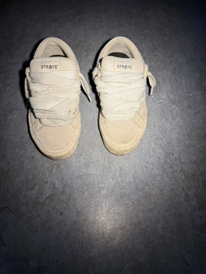 The Straye - Jag säljer mina The Straye skor som jag köpte på ett event i Los Angeles förra sommaren för 3000kr. Då dem inte kommer till användning längre säljer jag dem. Pris kan definitivt diskuteras vid snabb affär. Passar både 43/44