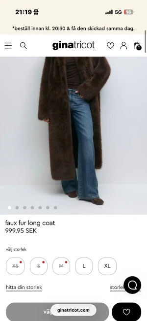 Brun lång pälsjacka från Gina Tricot - Snygg lång pälsjacka i mörkbrun färg från Gina Tricot. Jackan har en bred krage och är helfodrad med mjuk, fluffig fuskpäls. Modellen är rak och oversized med långa ärmar, perfekt för att ge en cool och lyxig vibe till din outfit.