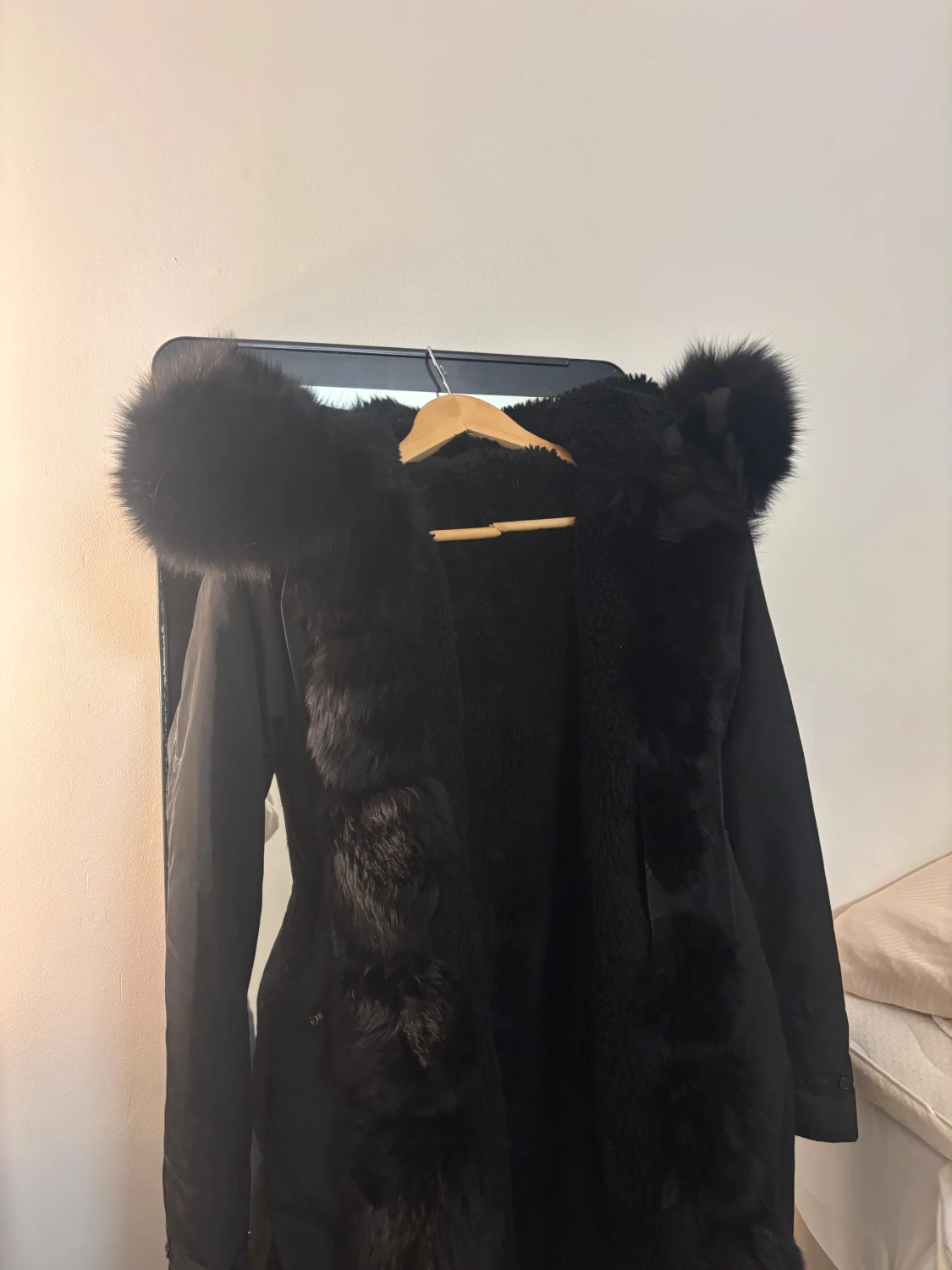 Svart pälsjacka med fluffig huva