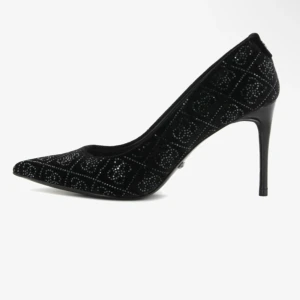 Svarta pumps med strass från Guess - Snygga svarta pumps från Guess i sammet med spetsig tå och hög klack. Skorna har ett rutigt mönster med strassdetaljer.  Ordinarie pris på skorna står på 1850kr men just nu slutsålda, bara testade för dom var för stora! PRISET GÅR O DISKUTERAS