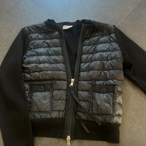 Moncler cardigan - Nu säljer jag min älskade moncler cardigan, köptes i somras. Säljer då den inte kommer till användning längre💕den är köpt för 8000 säljer för 5000kr❤️den är i jättebra skick och är i storlek S🥰pris går att diskutera!!
