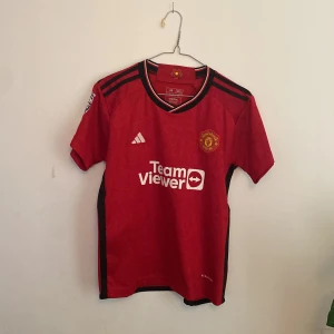 Manchester United Mainoo 37 - En Manchester united tröja som jag har använt 2 gånger så den är i väldigt bra skick. Skriv om ni undrar något och vad jag borde köpa in till min butik, kolla in shoppen också!