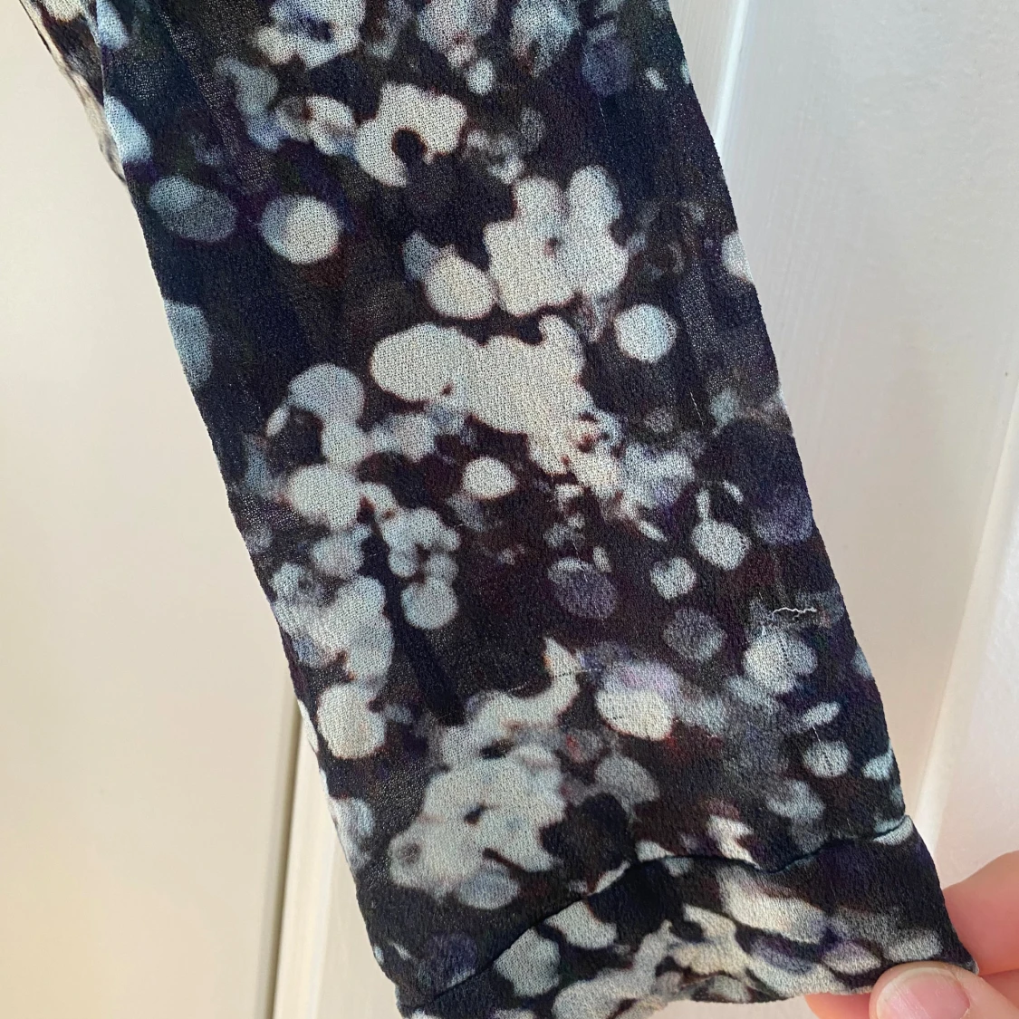 Svart och grå mönstrad kortklänning - 1