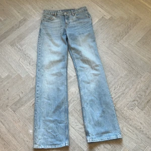 Ljusblå raka jeans från Zara - Säljer dessa super snygga jeans från Zara. Aldrig använt och super bra skick!orginalpris 399kr 