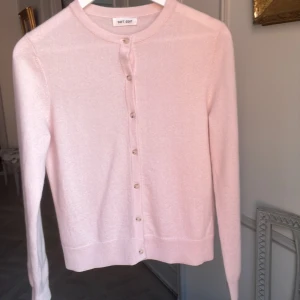 Ljusrosa kofta i kashmir från Soft Goat - Säljer min superfina ljusrosa kashmir kofta från soft goat. Aldrig använd och super bra skick. Original pris 3500kr