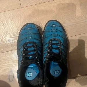 Nike TN - Säljer ett par Äkta såklart Nike TN’s köpta från London Nike official store i storlek 44 men skulle säga att dom e mer mot 43 hållet i storlek, tar även emot byten!!! Skriv vid minsta funderingar💯💯💯